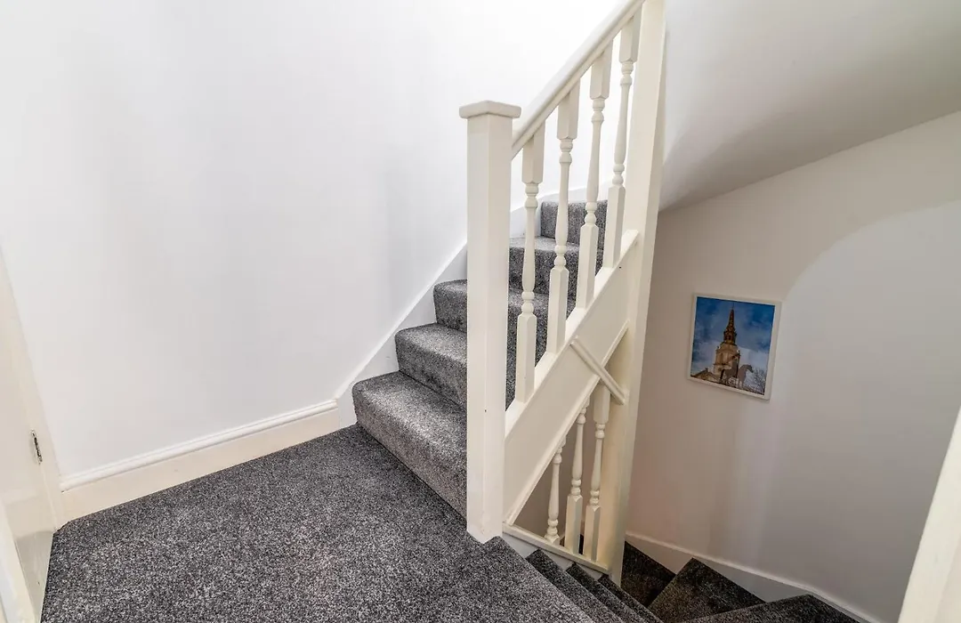Charming 3-Bedroom London Townhouse Balcony-1