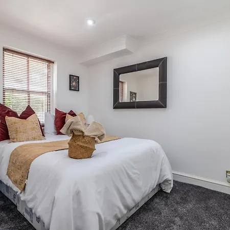 Charming 3-Bedroom London Townhouse Balcony-2