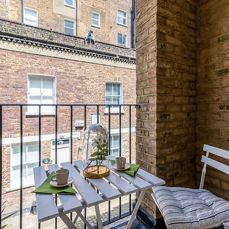 Charming 3-Bedroom London Townhouse Balcony-3